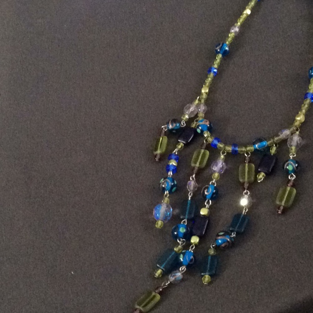 CHICOS GLASS BEADED NECKLACE.